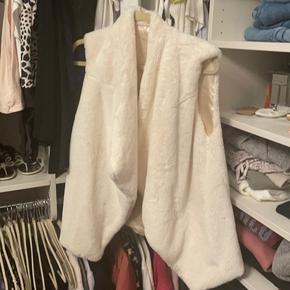 Faux fur collared vest. Satin lining, open front.